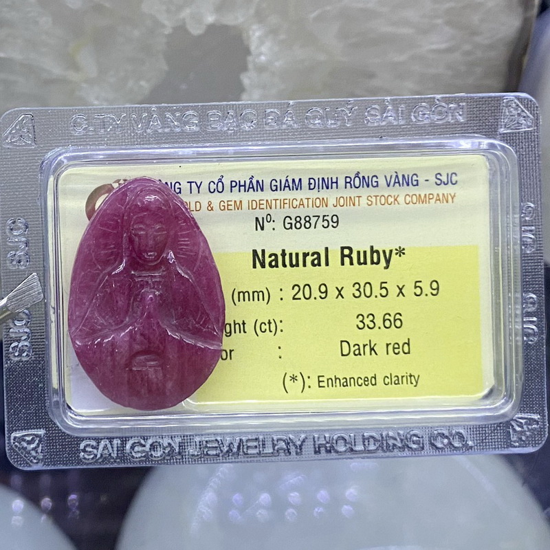 Đức Mẹ đá ruby